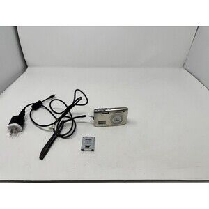 Nikon COOLPIX S3100 14.0MP Digital Camera with Cable Charger